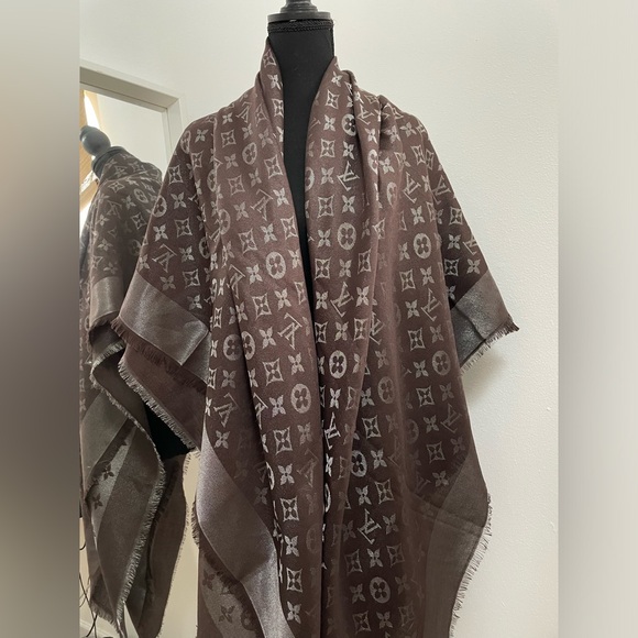 LV monogram classic shawl - Picture 2 of 11